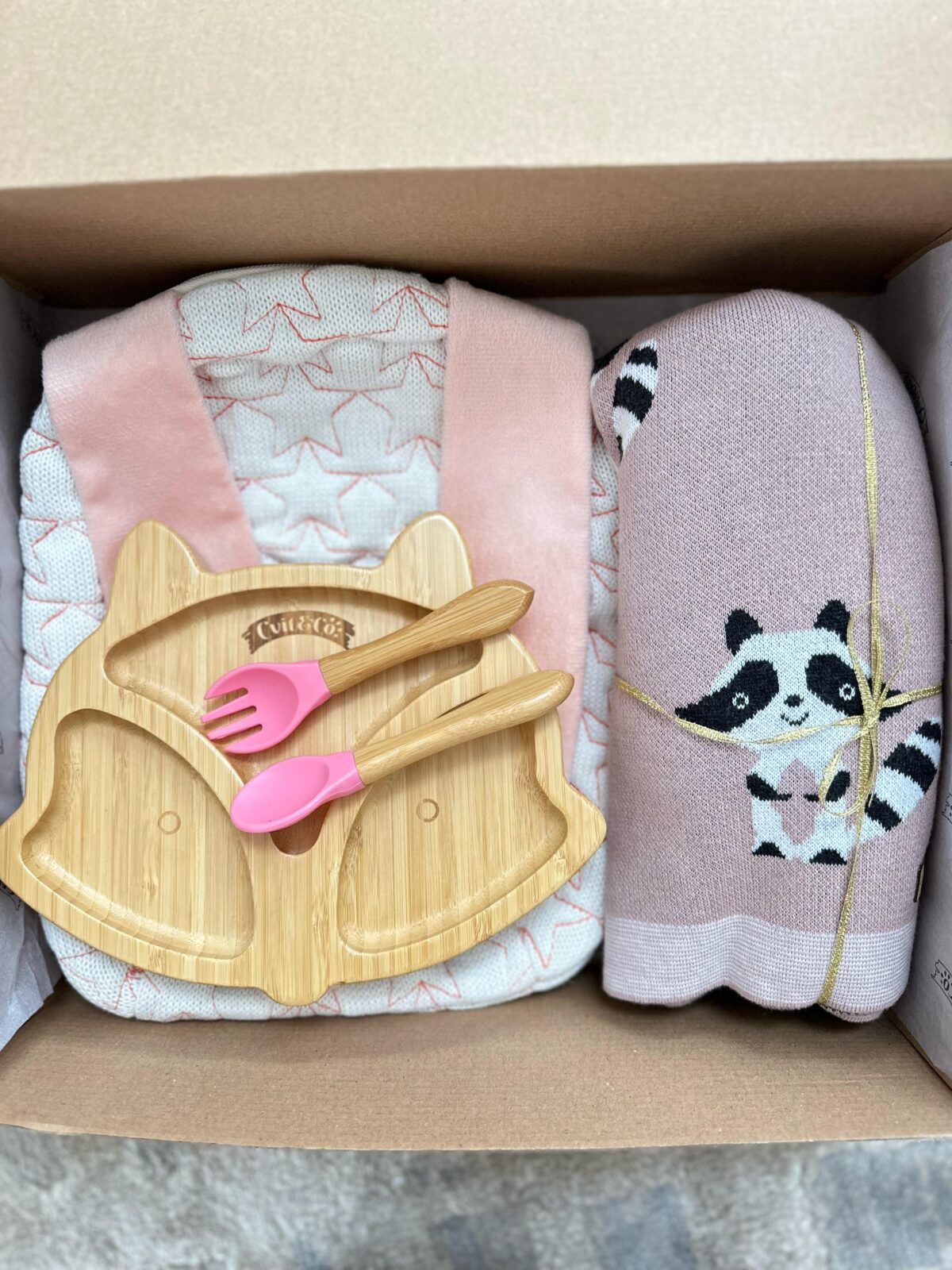 Cvit & Co® “Prvi zagrljaj Rakuna” – premium poklon-paket za bebe