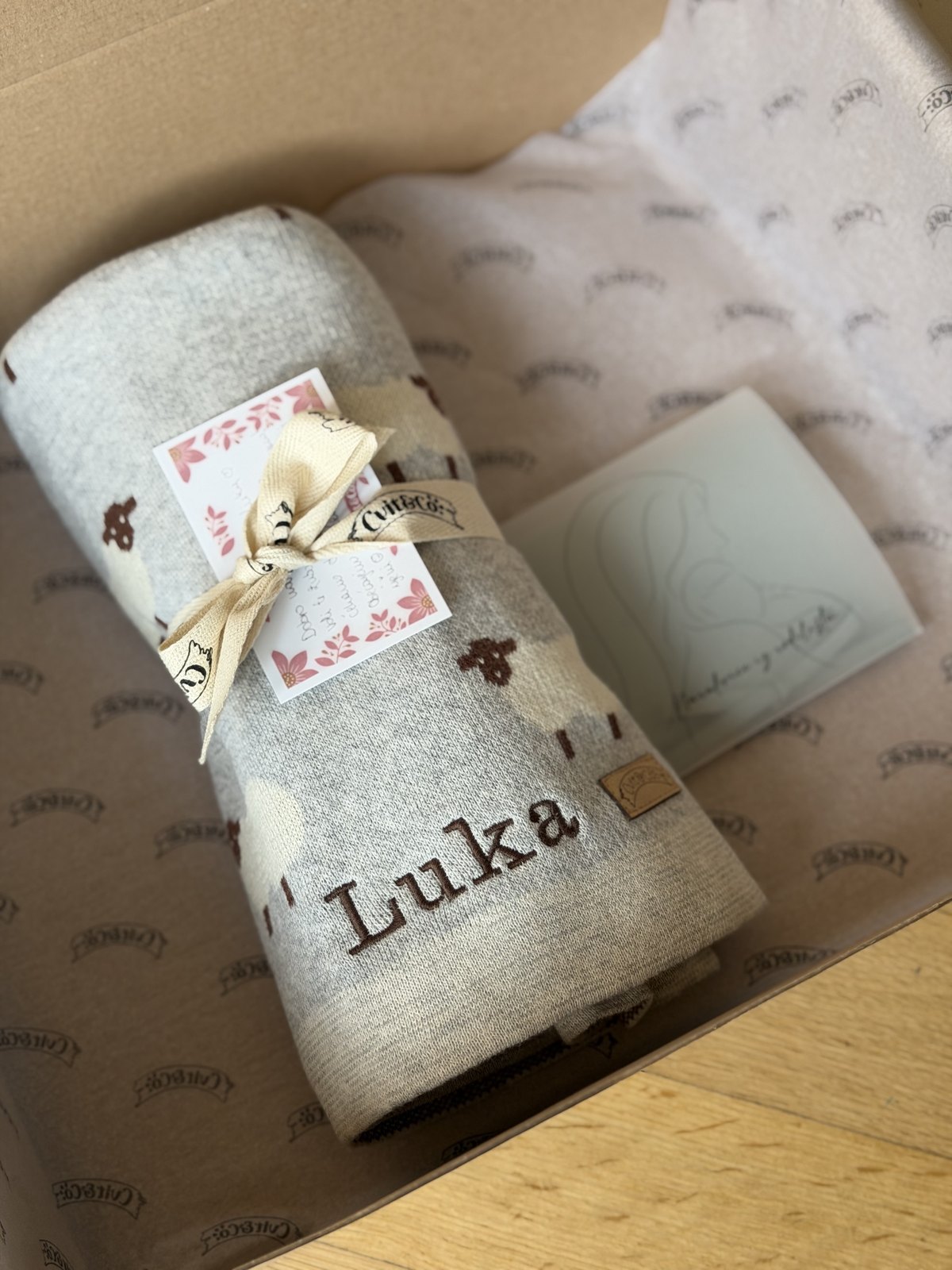 Poklon paket za rodilište: dekica s ovčicama i imenom Luka te mint torbica za narukvicu
