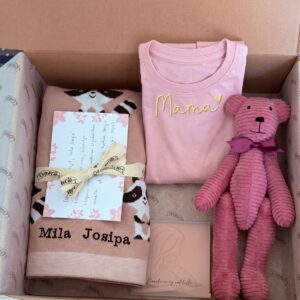 Poklon paket za rodilište: dekica s imenom, majica Mama, medvjedić i torbica za narukvicu u poklon kutiji